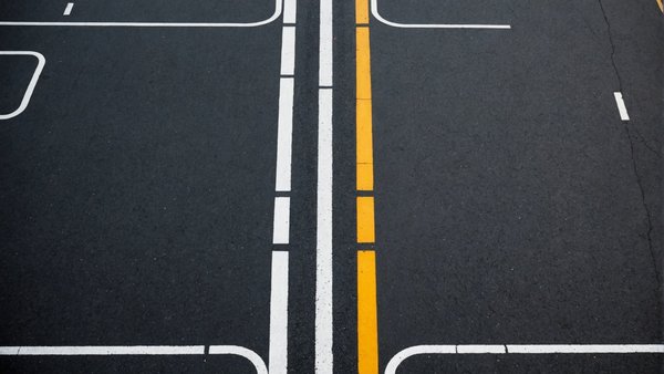 Marquage en peinture : son importance pour la circulation dans un parking